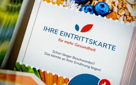 Das Bild zeigt die Broschüre von Gesund und Aktiv, dem Labor, welche die Nahrungsmittel im Bluttest findet, welche nicht vertragen werden.