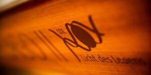 schrift-licht-des-lebens Beschriftung der Biophotonenliege mit dem Hersteller "Licht des Lebens"