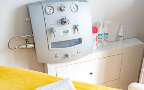 Darmspülgerät mit geschlossenem Rohrsystem.